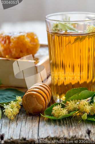 Image of Linden tea in a glass and honey.