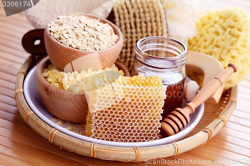 Image of honey and spa treatment