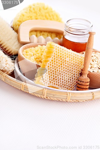 Image of honey and spa treatment