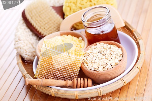 Image of honey and spa treatment