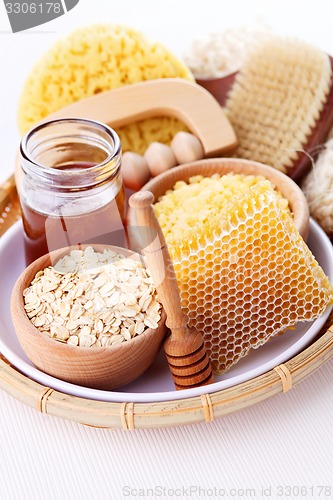 Image of honey and spa treatment