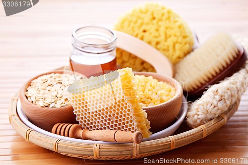 Image of honey and spa treatment