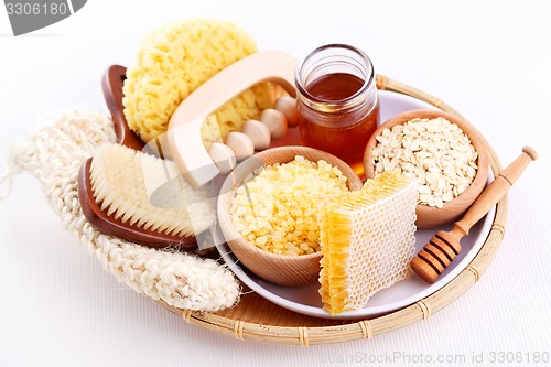 Image of honey and spa treatment