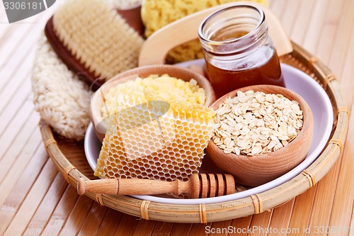 Image of honey and spa treatment