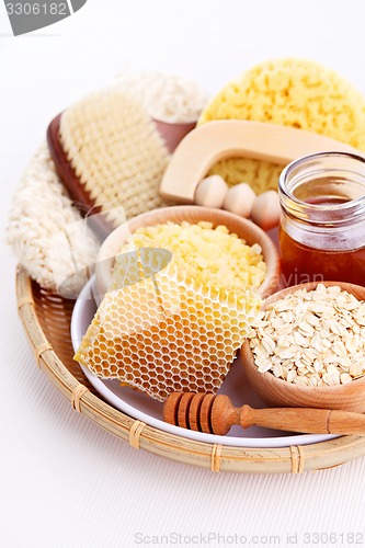 Image of honey and spa treatment