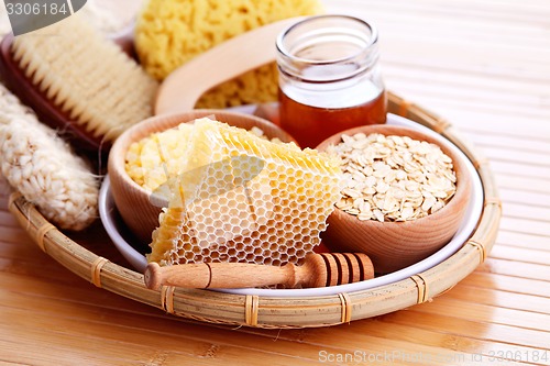 Image of honey and spa treatment