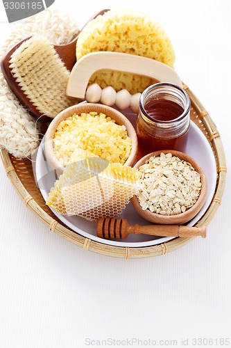 Image of honey and spa treatment