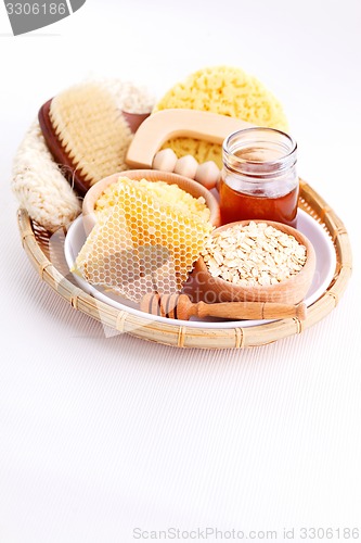 Image of honey and spa treatment