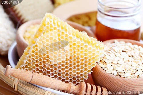 Image of honey and spa treatment