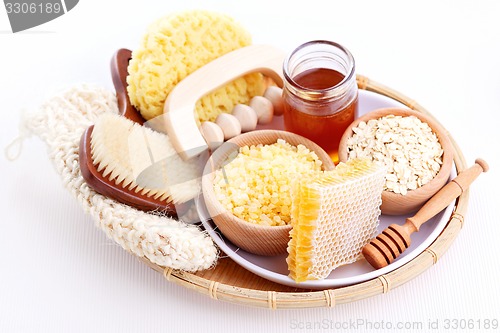 Image of honey and spa treatment
