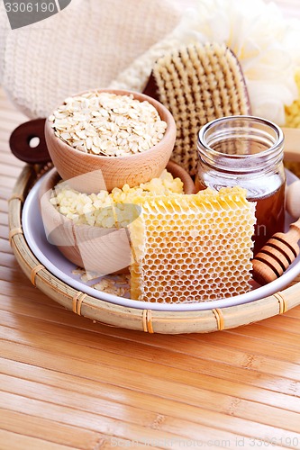 Image of honey and spa treatment