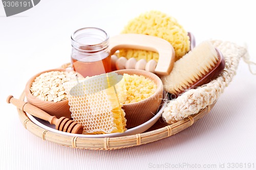 Image of honey and spa treatment