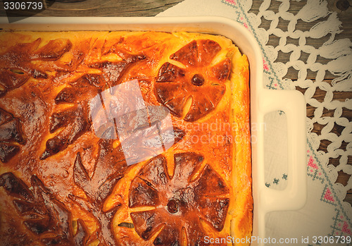 Image of shred-pie in a white ceramic pot