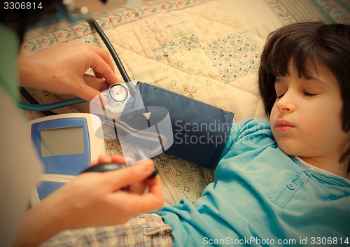 Image of family doctor measures the blood pressure