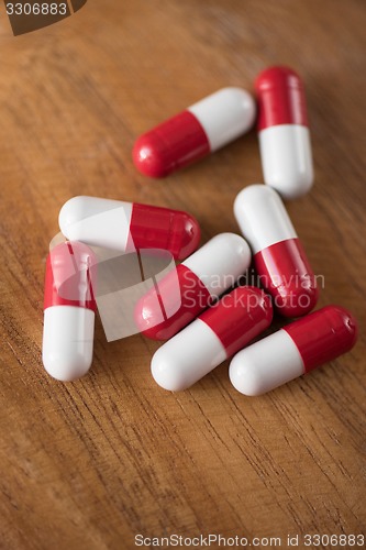 Image of White and red pills 