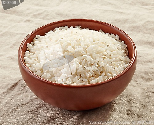 Image of bowl of raw round rice