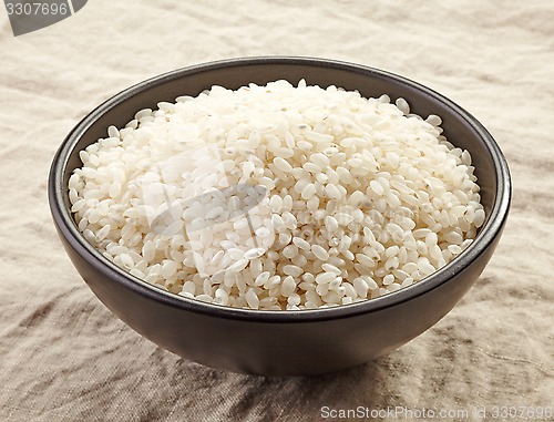 Image of bowl of raw round rice