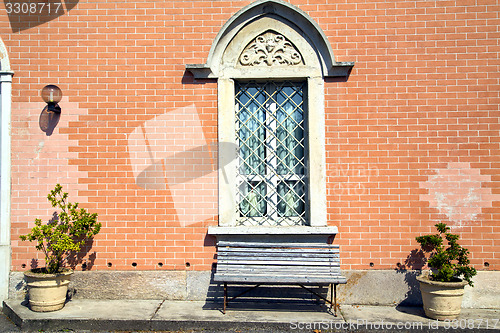 Image of venegono   blind in the concrete  grey bench