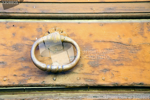 Image of  varese abstract  rusty brass brown knocker closed wood  venegon