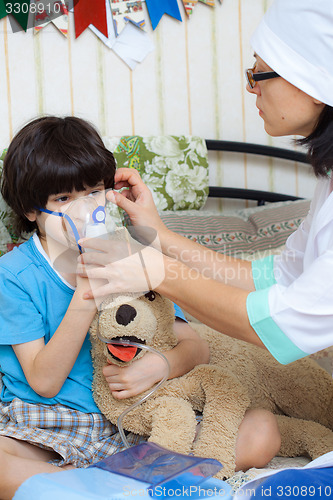 Image of children\'s physician spends boy inhalation session