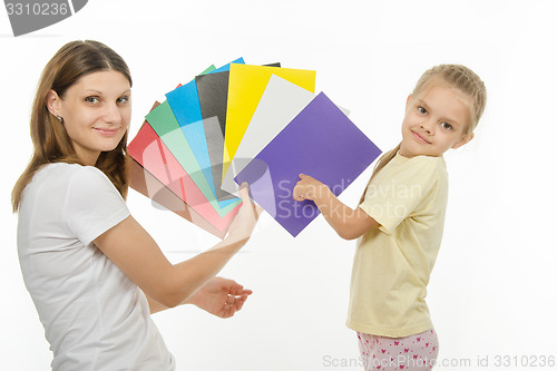 Image of child guesses color in image the hands of women