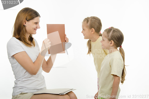 Image of Mom teaches children to distinguish colors