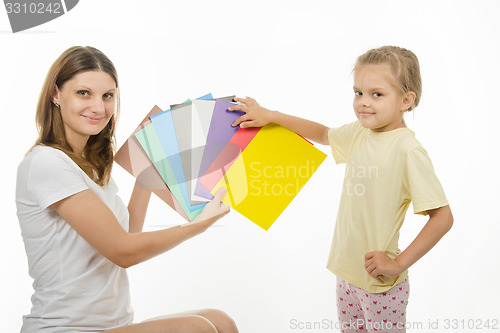 Image of Mom teaches a child the correct color perception