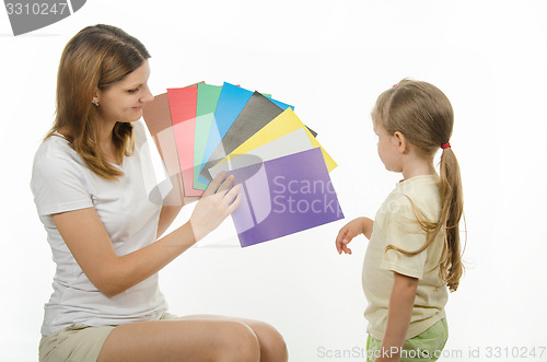 Image of Girl finds it difficult to pick the color