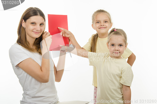 Image of Funny kids guess the color of picture shown mum