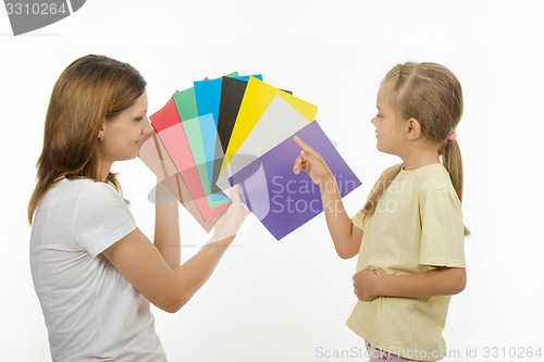 Image of The child learns to identify colors