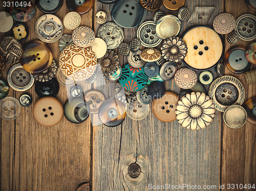 Image of set of various vintage buttons 