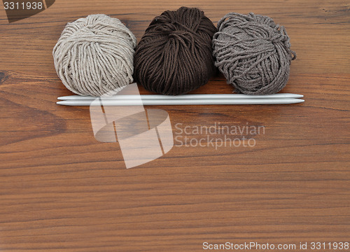 Image of Ball of wool with knitting needles