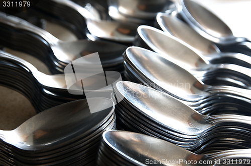 Image of Teaspoon arranged symmetrically on the table.