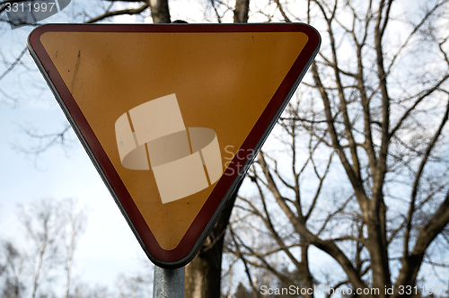 Image of Yield sign against the sky.