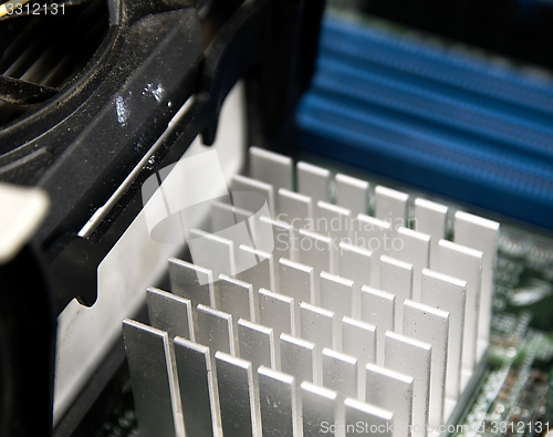 Image of Aluminum heat sink on the disc as seen from up close.