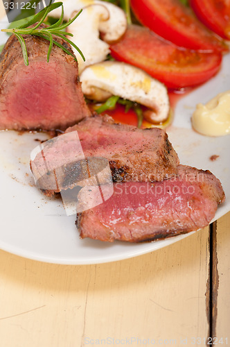 Image of beef filet mignon grilled with vegetables