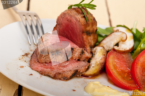 Image of beef filet mignon grilled with vegetables