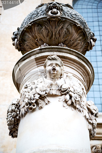 Image of   and statue in old london england