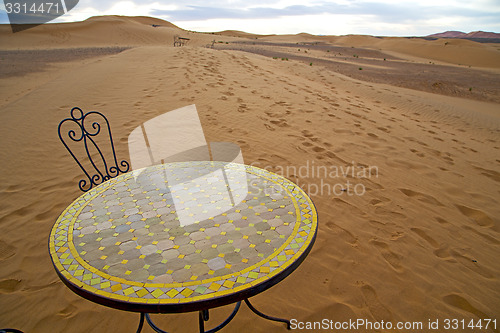 Image of table and seat yellow sand