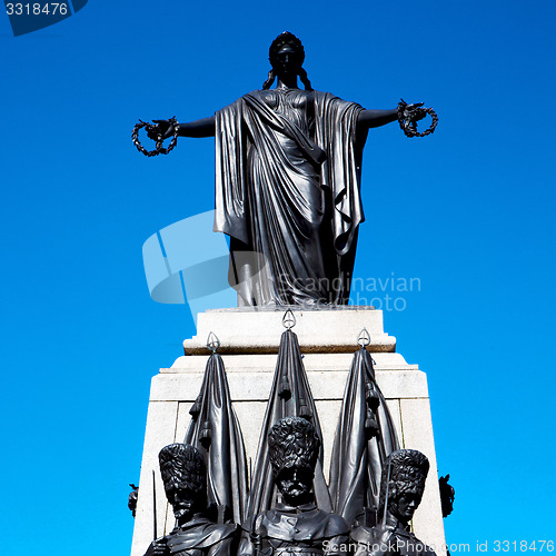 Image of marble and statue in old city of london england