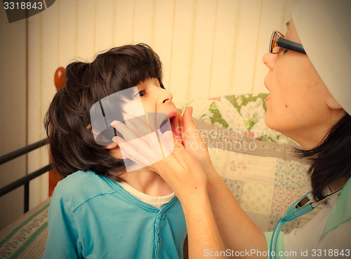 Image of child showing his throat to doctor