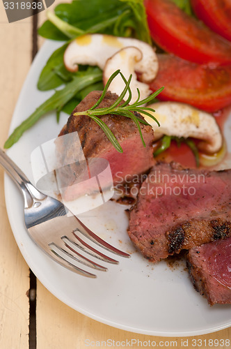 Image of beef filet mignon grilled with vegetables