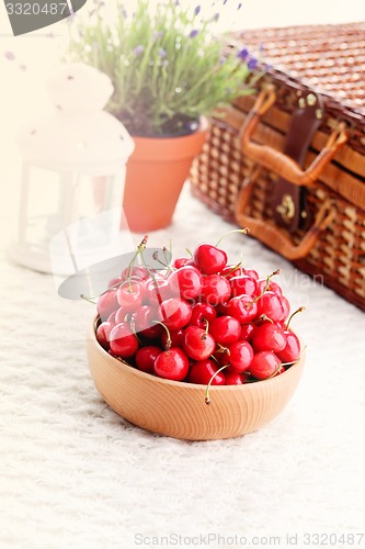 Image of bowl of fresh red cherries