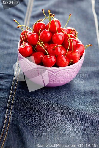 Image of bowl of fresh red cherries