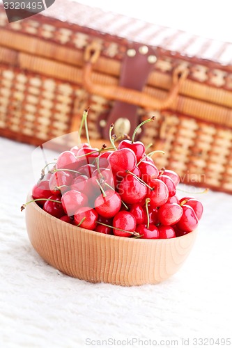 Image of bowl of fresh red cherries