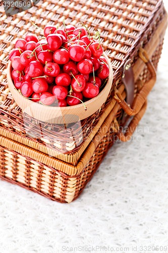 Image of bowl of fresh red cherries