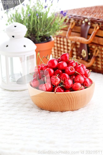 Image of bowl of fresh red cherries