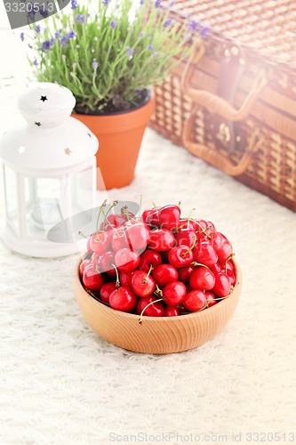 Image of bowl of fresh red cherries