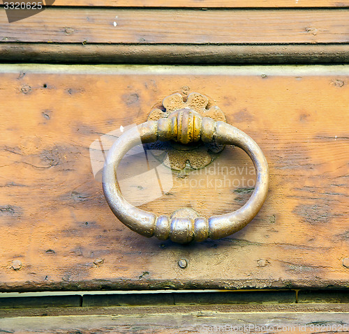 Image of  varese abstract  rusty brass brown knocker closed wood  venegon