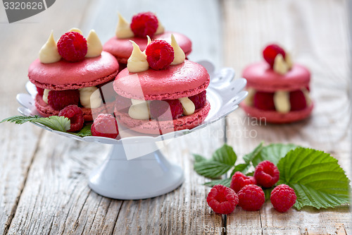 Image of Cake with white chocolate and raspberries.